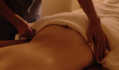 Masaj masasında yatan genç bir kadının omuzlarına masaj yapan kadın masörlerin elleri. Fizik tedavi konsepti, boyun basınç noktası. Dizinin bir parçası. Yumuşak odaklı, bulanık