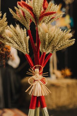 Didukh. Ukrayna Noel süsü ve geleneksel sembol. Farklı mısır gevreklerinden yapılmış. Didukh kelimenin tam anlamıyla ataların ruhu demek. Samandan örgü örüyorum. Bir serinin parçası