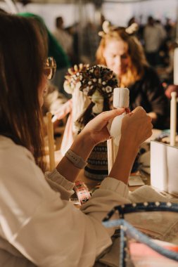 Ulusal kostümlü Ukrayna geleneksel Motanka bebeği. Geleneksel semboller konusunda yüksek lisans dersi. Ulus kodu. Kültür mirası. El yapımı tılsım. Vatansever el sanatları. Dizinin bir parçası. Yumuşak odak