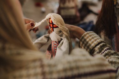 Ulusal kostümlü Ukrayna geleneksel Motanka bebeği. Geleneksel semboller konusunda yüksek lisans dersi. Ulus kodu. Kültür mirası. El yapımı tılsım. Vatansever el sanatları. Dizinin bir parçası. Yumuşak odak