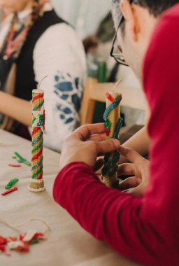 Balmumundan mum yapan ellerin yakın çekimi. Mum yaratma konusunda yüksek lisans. DIY. Dizinin bir parçası. Yumuşak odak