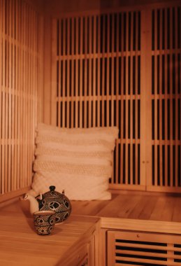 Çaydanlığı bitki çayı ve saunada bir yastıkla kapat, mesaj için yer aç. Spa tedavisi. Sağlık haftasonu saunasında dinleniyorum. Dizinin bir parçası. Yumuşak odaklı, bulanık