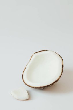 Beyaz arka planda taze hindistan cevizi. Sağlıklı çiğ yemek, şekersiz tatlı ve un. Sağlıkla ilgili yazı ve makaleler için. Sıfır atık, böcek ilacı ve çevre dostu kavramı