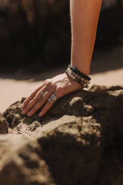 Doğanın geleneksel mücevherleriyle Hintli kadınların ellerini kapatıyoruz. Hint festivali kostümü. Yalnız turizm kavramı ve Hindistan 'a seyahat. Bir serinin parçası