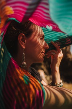 Geleneksel sari elbiseli Hintli kadının yakın plan portresi. Arka planda okyanus varken doğada dans ediyor. Hint festivali kostümü. Yalnız turizm kavramı ve Hindistan 'a seyahat. Bir serinin parçası
