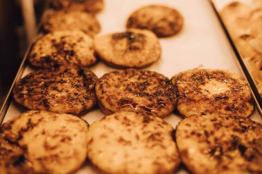 Lizbon, Portekiz 'deki bir fırının vitrininde yakın plan taze Pastel de Nata. Yalnız turizm ve seyahat. Bir serinin parçası