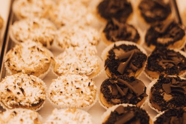 Lizbon, Portekiz 'deki bir fırının vitrininde yakın plan taze Pastel de Nata. Yalnız turizm ve seyahat. Bir serinin parçası