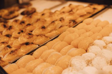 Lizbon, Portekiz 'deki bir fırının vitrininde yakın plan taze Pastel de Nata. Yalnız turizm ve seyahat. Bir serinin parçası