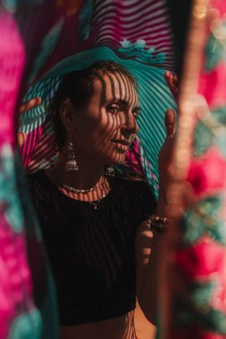 Okyanus arka planında dans eden geleneksel sari elbiseli Hintli kadının yakın plan portresi. Hint festivali kostümü. Yalnız turizm kavramı ve Hindistan 'a seyahat. Bir serinin parçası