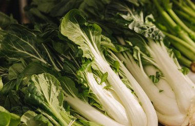 Küçük şehir pazarında taze sebzeler. Organik ürünler açık pazarda satılıyor. Taze ekin ve sebze hasadı satıyorum. Avrupa şehir merkezi. Kapatın. Dizinin bir parçası.