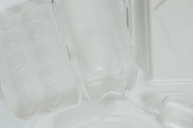 Plastik geri dönüşüm endüstrisinin arkasında plastik şişeler var. Atık yönetim kavramları. Atık minimize etme ve tüketim kavramı. Üst Manzara. Dizinin bir parçası. Metin için yeri olan arkaplan