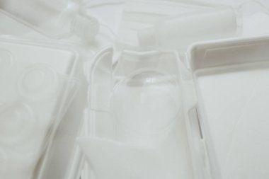 Plastik geri dönüşüm endüstrisinin arkasında plastik şişeler var. Atık yönetim kavramları. Atık minimize etme ve tüketim kavramı. Üst Manzara. Dizinin bir parçası. Metin için yeri olan arkaplan
