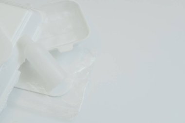 Plastik geri dönüşüm endüstrisinin arkasında plastik şişeler var. Atık yönetim kavramları. Atık minimize etme ve tüketim kavramı. Üst Manzara. Dizinin bir parçası. Metin için yeri olan arkaplan