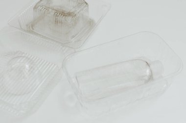 Plastik geri dönüşüm endüstrisinin arkasında plastik şişeler var. Atık yönetim kavramları. Atık minimize etme ve tüketim kavramı. Üst Manzara. Dizinin bir parçası. Metin için yeri olan arkaplan