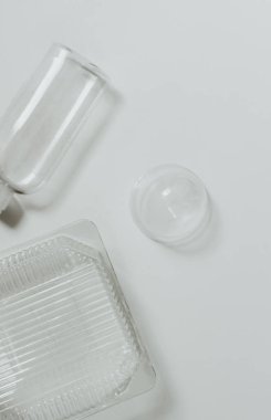Plastik geri dönüşüm endüstrisinin arkasında plastik şişeler var. Atık yönetim kavramları. Atık minimize etme ve tüketim kavramı. Üst Manzara. Dizinin bir parçası. Metin için yeri olan arkaplan