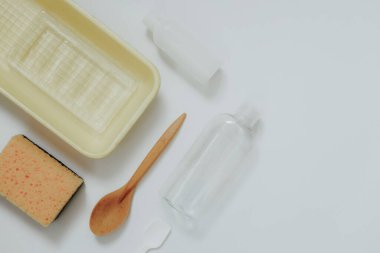 Hafif bir arka planda plastik atık. Atık minimize etme, plastik geri dönüşüm endüstrisi ve tüketim kavramı. Üst Manzara. Dizinin bir parçası. Metin için yeri olan arkaplan