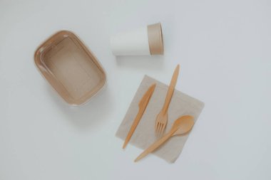 Çevre dostu, tek kullanımlık, geri dönüşümlü, gübrelenebilir sofra takımı. Kağıt yemek kutuları, arka planda tabaklar. Sürdürülebilir yaşam tarzı ve PLASTIC özgür kavramı. Metin için yer alan düz Yeryüzü tonlarıName