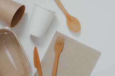 Çevre dostu, tek kullanımlık, geri dönüşümlü, gübrelenebilir sofra takımı. Kağıt yemek kutuları, arka planda tabaklar. Sürdürülebilir yaşam tarzı ve PLASTIC özgür kavramı. Metin için yer alan düz Yeryüzü tonlarıName