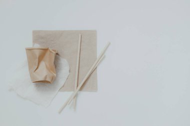 Çevre dostu, tek kullanımlık, geri dönüşümlü, gübrelenebilir sofra takımı. Kağıt yemek kutuları, arka planda tabaklar. Sürdürülebilir yaşam tarzı ve PLASTIC özgür kavramı. Metin için yer alan düz Yeryüzü tonlarıName