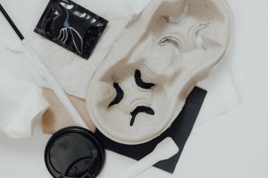 Boş plastik kahve kabı. Üst Manzara. Kullan at bardak, pipet, peçete, kullandıktan sonra plastik kapak. Bir fast food kafede hızlı bir öğle yemeği. Bilinçsiz tüketim. Metin için yeri olan düz uzandı