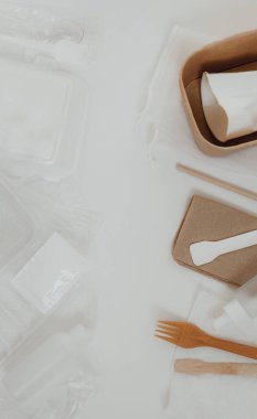 Çevre dostu, tek kullanımlık, geri dönüşümlü, gübrelenebilir sofra takımı. Kağıt yemek kutuları, arka planda tabaklar. Sürdürülebilir yaşam tarzı ve PLASTIC özgür kavramı. Metin için yer alan düz Yeryüzü tonlarıName