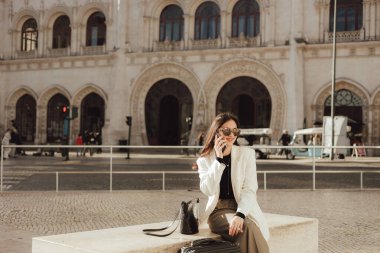 Lizbon 'daki tren istasyonunda bavullu bir Vlogger yolcusu telefon kullanıyor. İş seyahati ve yalnız turizm konsepti. Zombi Kız Etkilenen Sokakta Sosyal medya hikayeleri çekiyor. Dizinin bir parçası