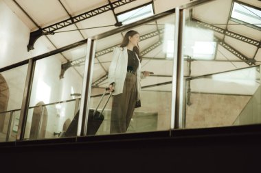 Lizbon 'daki tren istasyonunda bavullu bir Vlogger yolcusu telefon kullanıyor. İş seyahati ve yalnız turizm konsepti. Zombi Kız Etkilenen Sokakta Sosyal medya hikayeleri çekiyor. Dizinin bir parçası