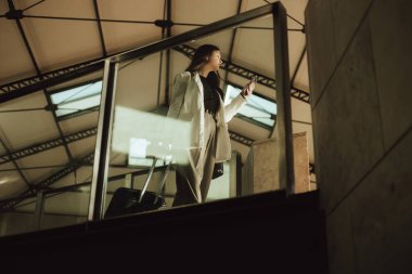 Lizbon 'daki tren istasyonunda bavullu bir Vlogger yolcusu telefon kullanıyor. İş seyahati ve yalnız turizm konsepti. Zombi Kız Etkilenen Sokakta Sosyal medya hikayeleri çekiyor. Dizinin bir parçası