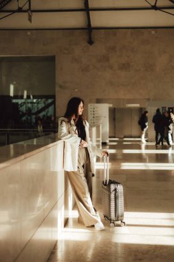 Lizbon 'daki tren istasyonunda bavullu bir Vlogger yolcusu telefon kullanıyor. İş seyahati ve yalnız turizm konsepti. Zombi Kız Etkilenen Sokakta Sosyal medya hikayeleri çekiyor. Dizinin bir parçası