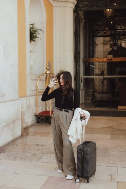 Vlogger gezgini kadın, şehirde seyahat tatilini uygulayarak kamera önünde video kaydediyor. Zombi Kız Etkilenen Sokakta Sosyal medya hikayeleri çekiyor. Dizinin bir parçası. UGC