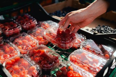 Yerel bir markette plastik ambalajda taze ahududu ile yakın plan çekilmiş. Organik ürünler açık pazarda satılıyor. Taze ekin ve sebze hasadı satıyorum. Dizinin bir parçası