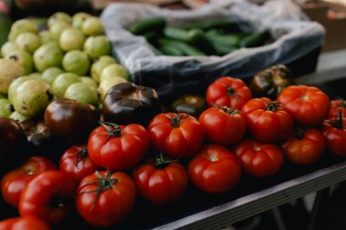 Küçük şehir pazarında taze sebzeler. Organik ürünler açık pazarda satılıyor. Taze ekin ve sebze hasadı satıyorum. Avrupa şehir merkezi. Kapatın. Dizinin bir parçası.