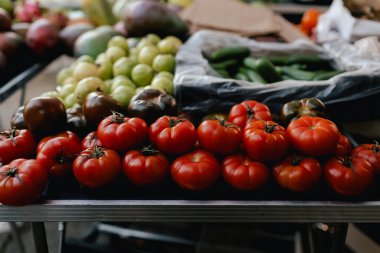Küçük şehir pazarında taze sebzeler. Organik ürünler açık pazarda satılıyor. Taze ekin ve sebze hasadı satıyorum. Avrupa şehir merkezi. Kapatın. Dizinin bir parçası.