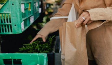 Yerel çiftçi pazarından sebze ve sebze alan ellerinizi kapatın. Çiftçi Market Dükkanında Müşteri Alışverişi. Dizinin bir parçası.
