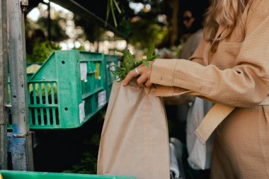Yerel çiftçi pazarından sebze ve sebze alan ellerinizi kapatın. Çiftçi Market Dükkanında Müşteri Alışverişi. Dizinin bir parçası.