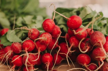 Küçük bir yerel pazarda taze turp. Organik ürünler açık pazarda satılıyor. Taze ekin ve sebze hasadı satıyorum. Avrupa şehir merkezi. Kapatın. Dizinin bir parçası