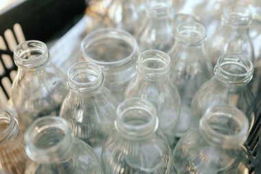 Geri dönüşüm için boş cam şişeler. Avrupa şehir merkezi. Kapatın. Dizinin bir parçası.