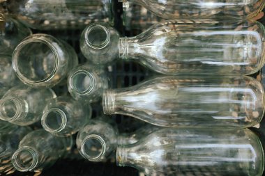 Geri dönüşüm için boş cam şişeler. Avrupa şehir merkezi. Kapatın. Dizinin bir parçası.