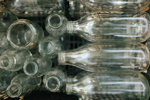 Geri dönüşüm için boş cam şişeler. Avrupa şehir merkezi. Kapatın. Dizinin bir parçası.