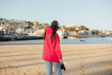 Çevreci gönüllülerin elleri plastikten ve diğer atıklardan sahili temizliyor. Çöp geri dönüşümü ve çevresel bakım kavramı. Bir serinin parçası