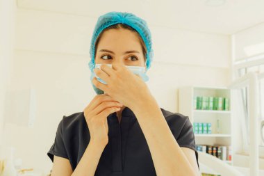 Tıp alanında kadın, dişçi, diş bakımı, randevu ya da sağlık kontrolü için dişçi. Diş beyazlatma, temizlik ya da oral, ağız ve sakız bakımı. Dizinin bir parçası. Yakın plan.