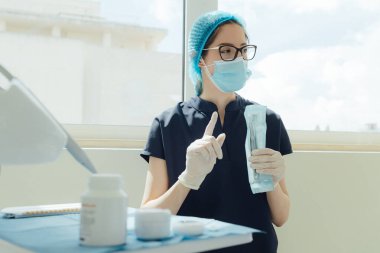 Orta yaşlı kadın, diş ve diş bakımı için diş hekimi, randevu ya da sağlık kontrolü. Diş beyazlatma, temizlik ya da oral, hastanede ağız ve sakız bakımı. Yumuşak odaklanma. Dizinin bir parçası. Yakın plan..