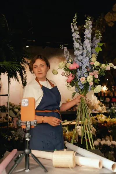 Küçük çiçekçi dükkanı. Bir kadın video blogu ya da çevrimiçi kurs yazar. Çiçek okulu konsepti. Çiçekçi kadın çiçek aranjmanı yapar. - Evet. Yerel bir iş. Bir serinin parçası.