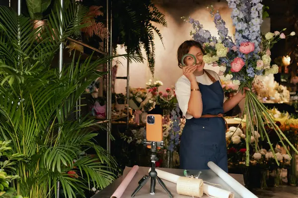 Küçük çiçekçi dükkanı. Bir kadın video blogu ya da çevrimiçi kurs yazar. Çiçek okulu konsepti. Çiçekçi kadın çiçek aranjmanı yapar. - Evet. Yerel bir iş. Bir serinin parçası.