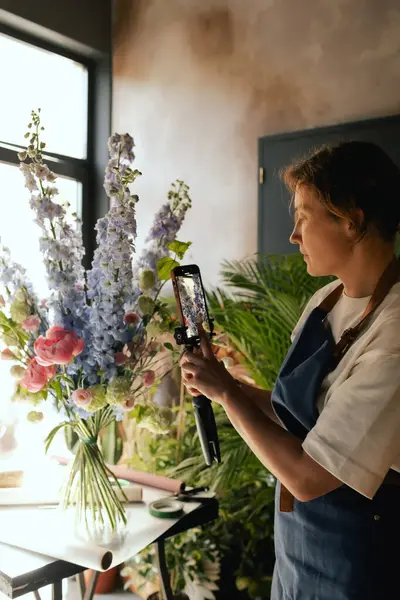 Küçük çiçekçi dükkanı. Bir kadın video blogu ya da çevrimiçi kurs yazar. Çiçek okulu konsepti. Çiçekçi kadın çiçek aranjmanı yapar. - Evet. Yerel bir iş. Bir serinin parçası.