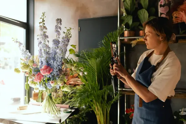 Küçük çiçekçi dükkanı. Bir kadın video blogu ya da çevrimiçi kurs yazar. Çiçek okulu konsepti. Çiçekçi kadın çiçek aranjmanı yapar. - Evet. Yerel bir iş. Bir serinin parçası.