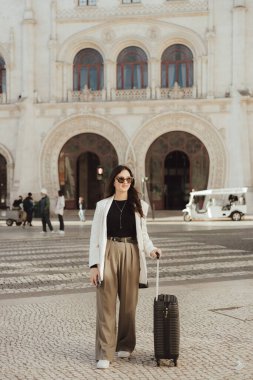 Lizbon 'daki tren istasyonunda bavullu bir Vlogger yolcusu telefon kullanıyor. İş seyahati ve yalnız turizm konsepti. Zombi Kız Etkilenen Sokakta Sosyal medya hikayeleri çekiyor. Dizinin bir parçası