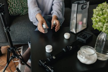 Orta yaşlı kadın güzellik blogcusu evde halka ışığıyla boks yaparken cilt bakımı yapıyor. Çevrimiçi mağaza tanıtımı için kullanıcı kaynaklı UGC içeriği. Vlogger canlı yayın yapıyor. Bir serinin parçası