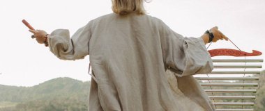 Ses iyileştirici aletleri tutan kadın ellerinin yakın çekimi. Terapi, iç denge ve titreşim, niyet ve derin varlık yoluyla kendini keşfetme araçları. Bir ton antika. Yumuşak odaklı, bulanık.