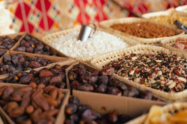 Açık pazarda kurutulmuş meyve satılıyor. Meyve bu süreçte küçülür ve enerji yoğunluğunda küçük bir meyve bırakır. Organik ürünler. Kapatın. Dizinin bir parçası.